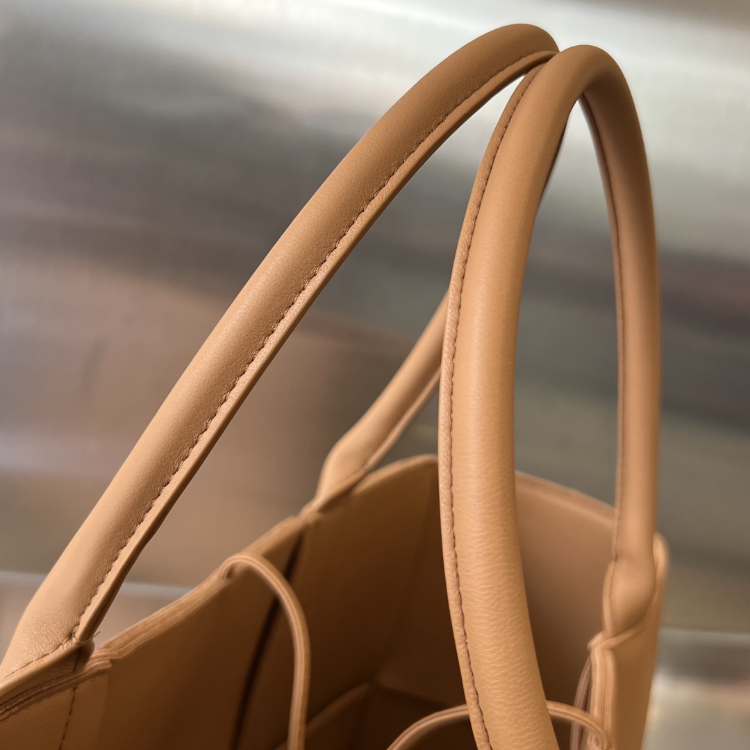 Medium Arco Intreccio Leather Tote Bag Camel